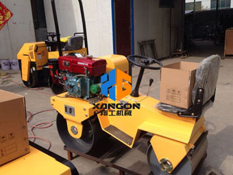 濰坊風(fēng)箏節(jié)草坪壓平，客戶選擇了翔工小型壓路機(jī)