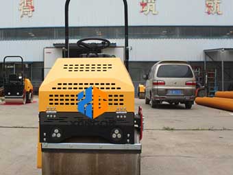 座駕壓路機“身材小，能量大”