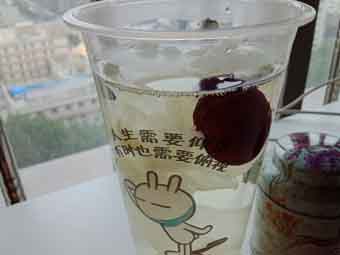 炎炎夏日到來，一杯銀耳紅棗美如詩！