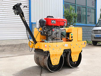 小型壓路機雨季夜間施工應該注意哪些問題呢？