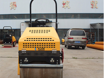  如何讓小型壓路機(jī)適應(yīng)市場(chǎng)的發(fā)展？