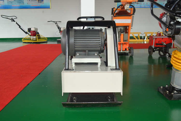 平板夯對于泥土壓實作用很大，沒人反駁吧？